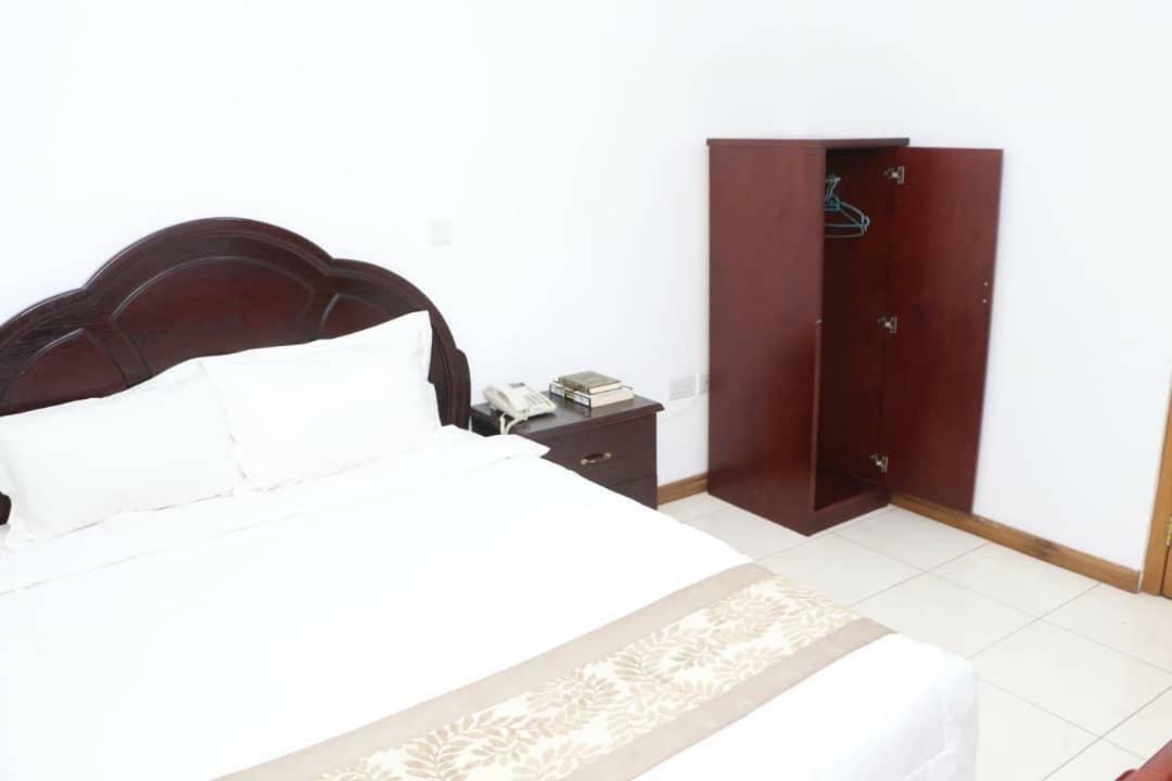 Luxury West Hotel Adenta Kültér fotó