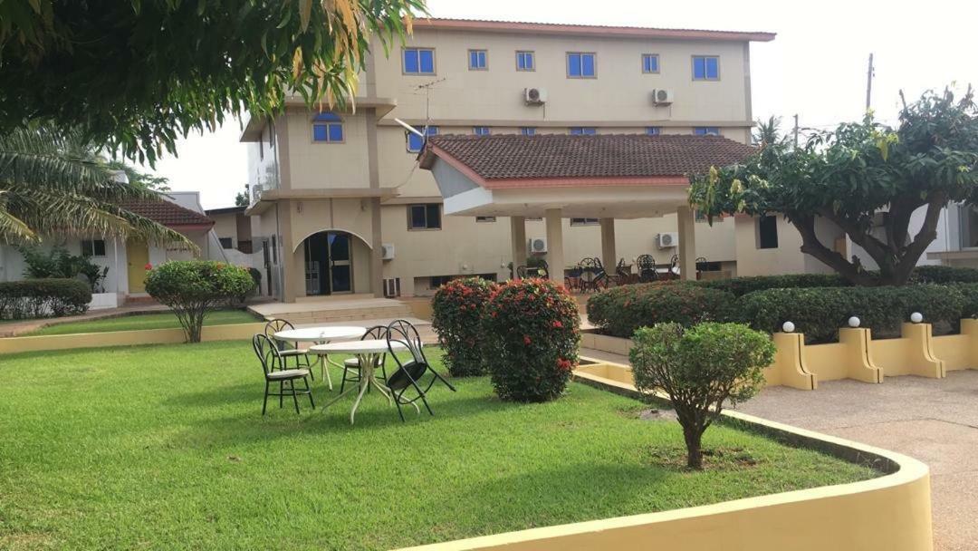 Luxury West Hotel Adenta Kültér fotó